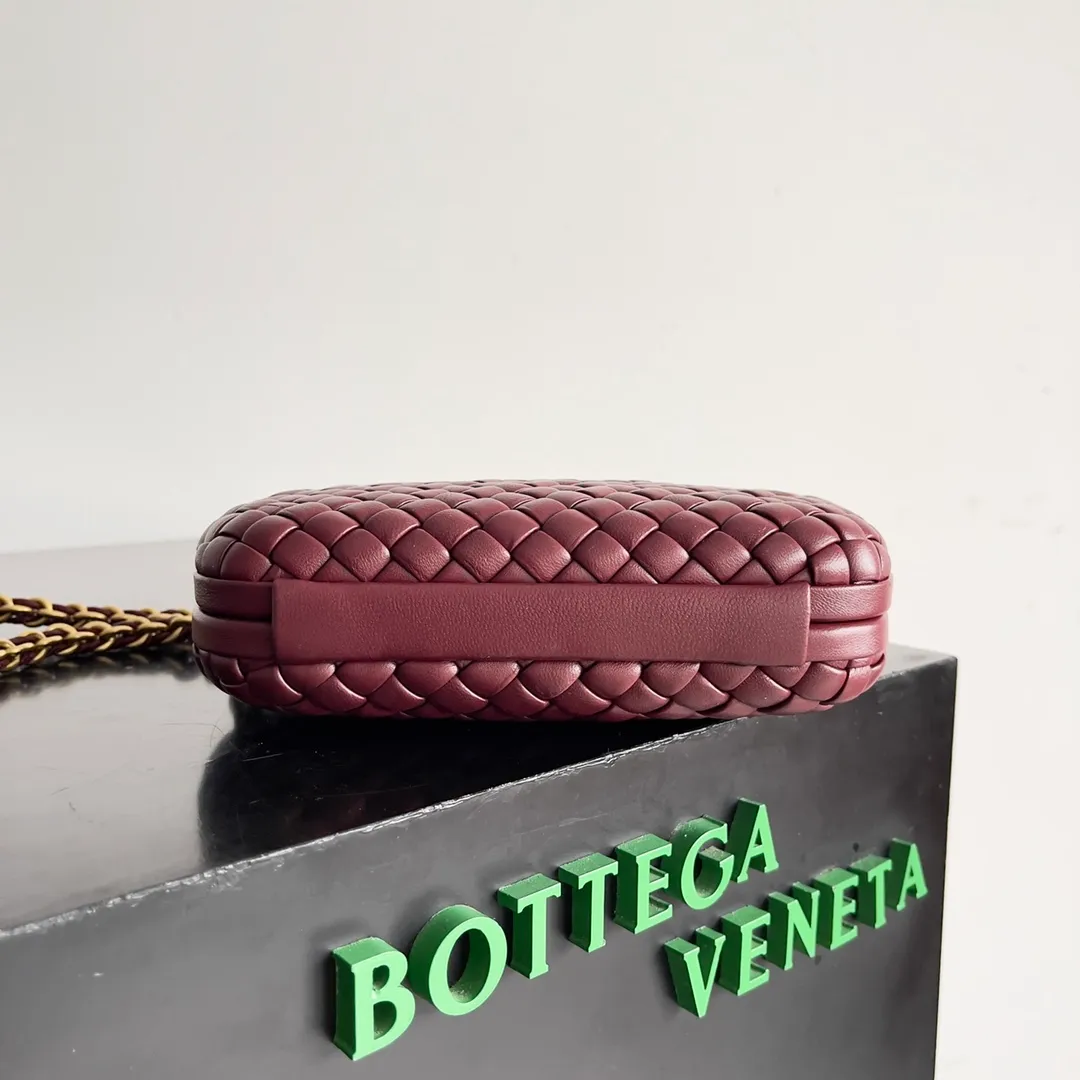 Batch 2260 BOTTEGA VENETA KNOT evening bag chain version for women is now on the market! Delicate and elegant, soft and powerful, this bag is definitely a representative of intellectual women. As an evergreen model of BV, the blessing of the chain is the icing on the cake. The classic weaving once again interprets the unique craftsmanship (the chain can be disassembled separately). Style number: 776662 Size: 19*11.5*5cm